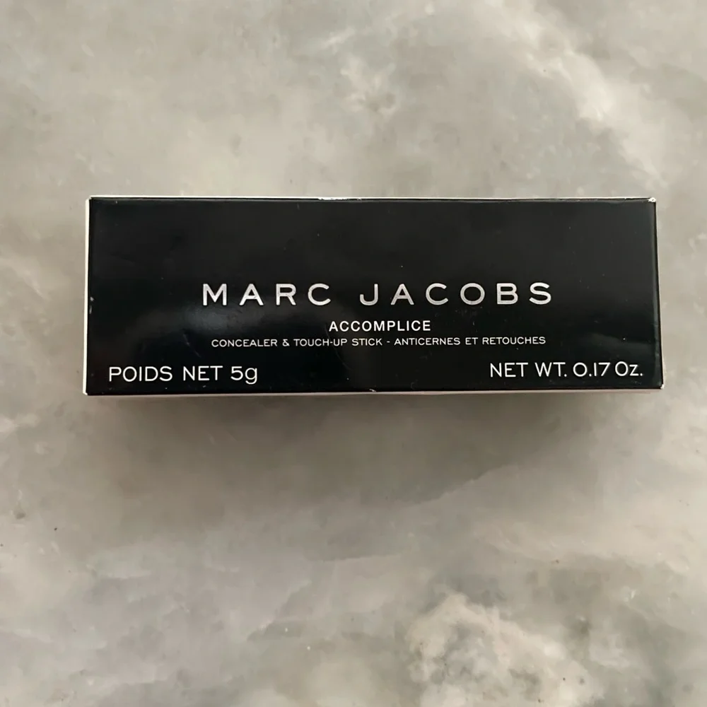 Marc Jacobs Beauty Accomplice Concealer & Touch-Up Stick DEEP 56
